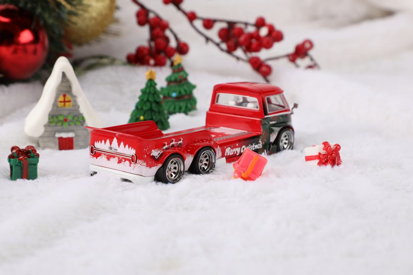 Liberty64 1:64 Volkswagen T1 Tow Truck Christmas Edition 128mm Length with Christmas Packaging Limited 699 Pieces (Truck only, accessories not included)