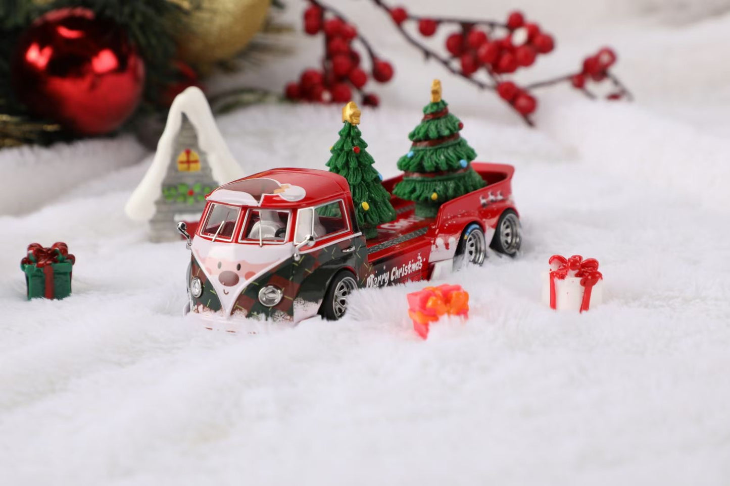 Liberty64 1:64 Volkswagen T1 Tow Truck Christmas Edition 128mm Length with Christmas Packaging Limited 699 Pieces (Truck only, accessories not included)