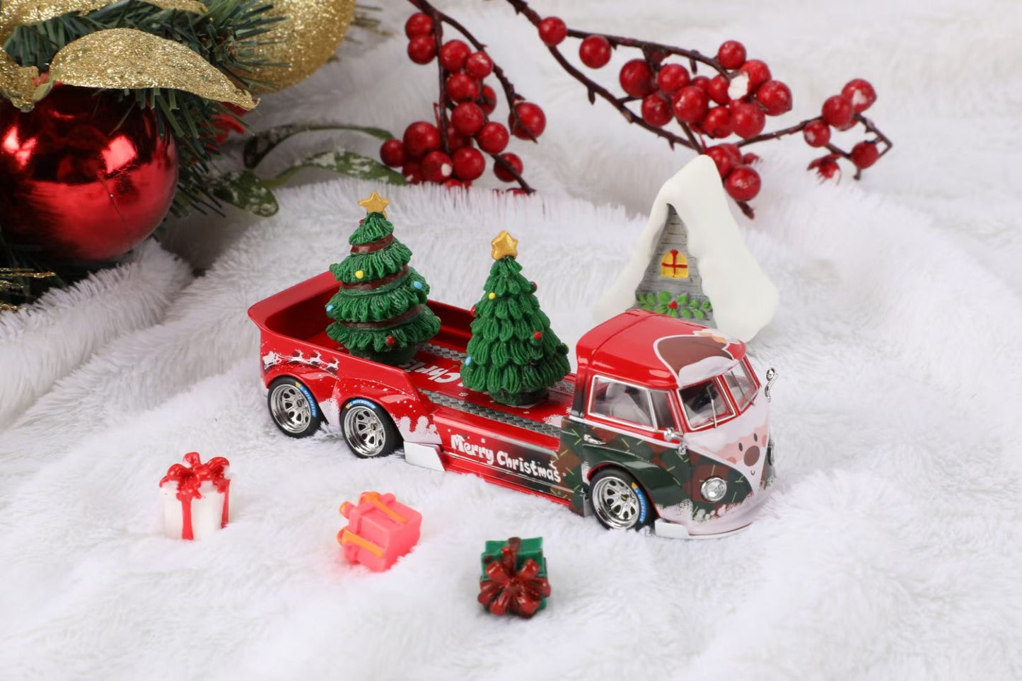 Liberty64 1:64 Volkswagen T1 Tow Truck Christmas Edition 128mm Length with Christmas Packaging Limited 699 Pieces (Truck only, accessories not included)