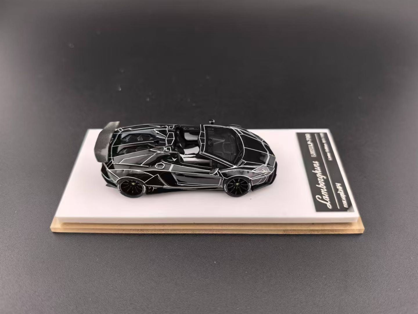 [Premium Resin Model] Fine Works 1:64 Lamborghini Aventador LP700-4 Roadster Convertible Liberty Walk Edition Tron Black White Panel Lines Limited 199 Pieces